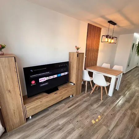 Apartamento Renovado A 3 Min De La Playa,piscina,wifi,aire,parking,vistas Comunitario Apartment